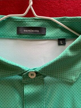 Turtleson Men's Green Geometric Button-Down Shirt